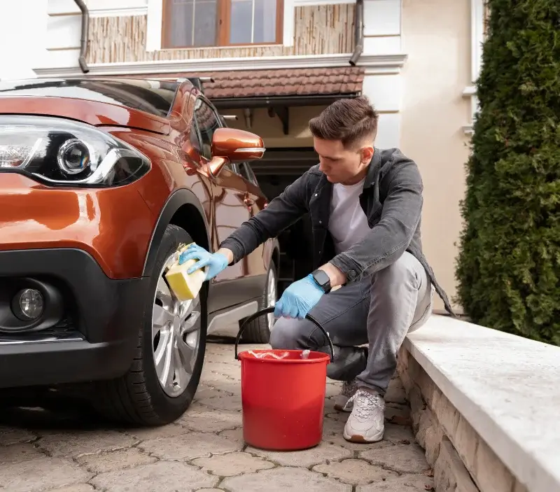 Lavage auto à domicile Touzac : professionnel intervenant sur un véhicule